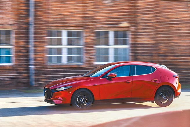 台湾马自达宣布旗下小型掀背车MAZDA3将导入全新动力单元e-SKYACTIV X，预计将于3月展开接单。（台湾马自达提供）