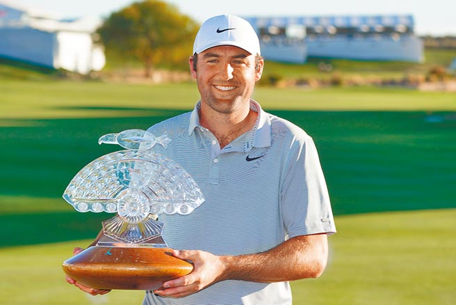 薛佛勒開心拿著鳳凰城公開賽冠軍獎盃慶祝。（美聯社）