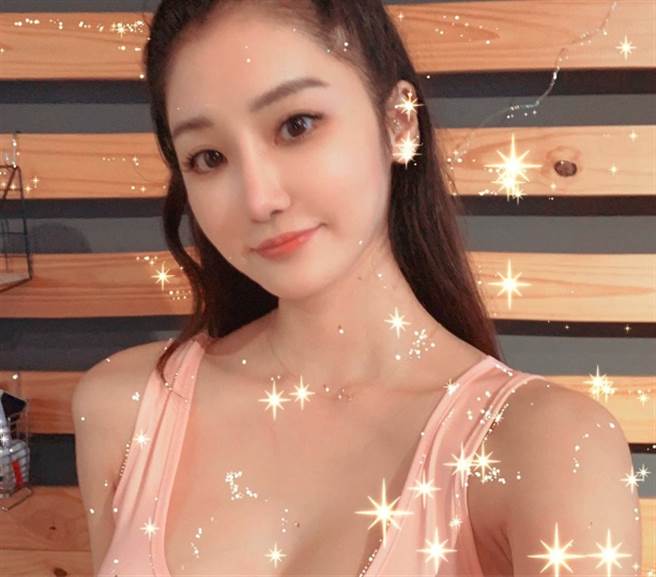 「理工小姐姐」Vivi林佑青拥有绝美顏值及E级火辣身材。（图／取自Vivi林佑青IG）