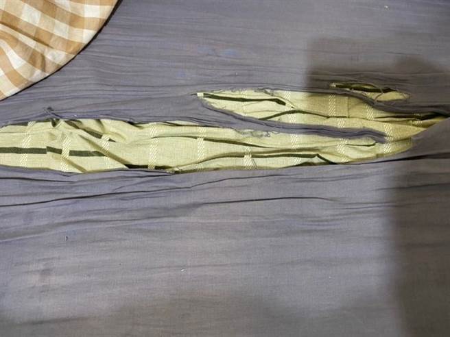 男友偷偷来，遭女友抓包，床单破超大洞疑似多p铁证，还狡辩说是猫的。(翻摄自Dcard)