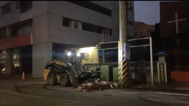 最後一座今天凌晨3時50分施放完畢，留下街上一堆垃圾，環保局動員人力清理環境。（張毓翎攝）