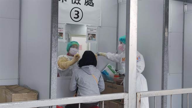 桃园市15日新增3例本土个案，其中一人为航警局员警，桃园市长郑文灿16日主持防疫会议，他说，经过疫调匡列，同住孙子也验出阳性。(资料照，与新闻无关)