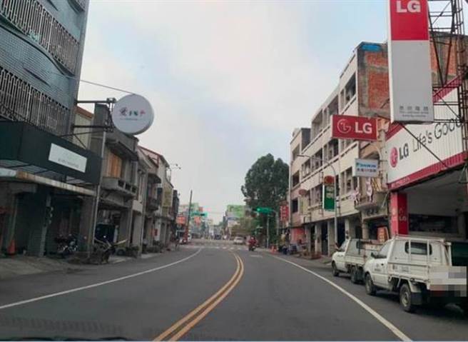 環保局上午8時前迅速恢復鹽水的市容環境。（張毓翎攝）