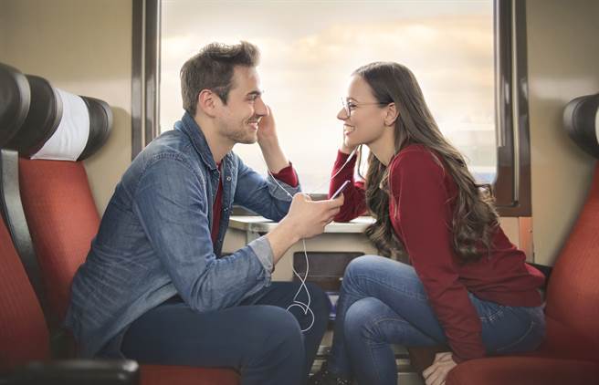 网友日前分享他独自旅行时，在火车上意外认识女子并发展成恋人，另1名同事偷听后竟开始效仿他开始独自旅行，某日同事竟拿着一迭台铁票根向他索赔。（示意图/Shutterstock提供）