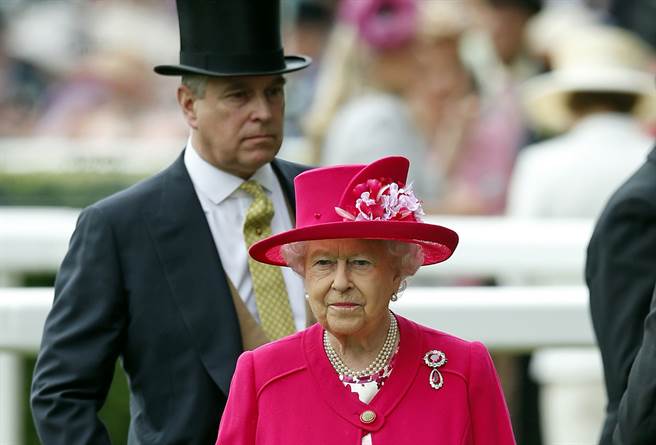 据说英国女王为了平息次子安德鲁王子的性侵丑闻，将协助他支付1200万英镑（约4.5亿台币）帐单中的一部份，图为女王和安德鲁2015年出席皇家雅士谷赛马（Royal Ascot horse race）活动的合影。（美联社）