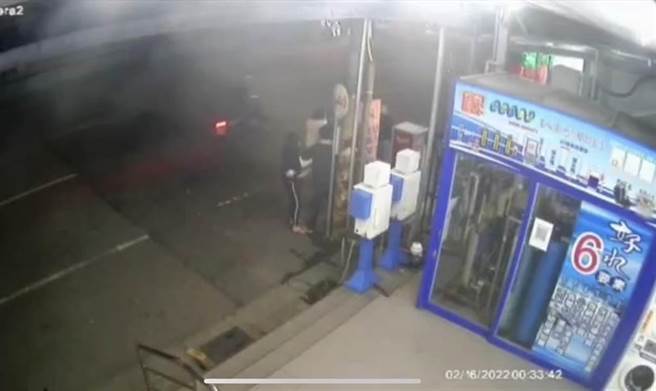 蘇姓男子在元宵節深夜持續燃放鞭炮，遭到附近住戶陳姓男子前往制止，未料2人爆發口角及拉扯衝突，造成陳男受傷。（警方提供／林雅惠高雄傳真）
