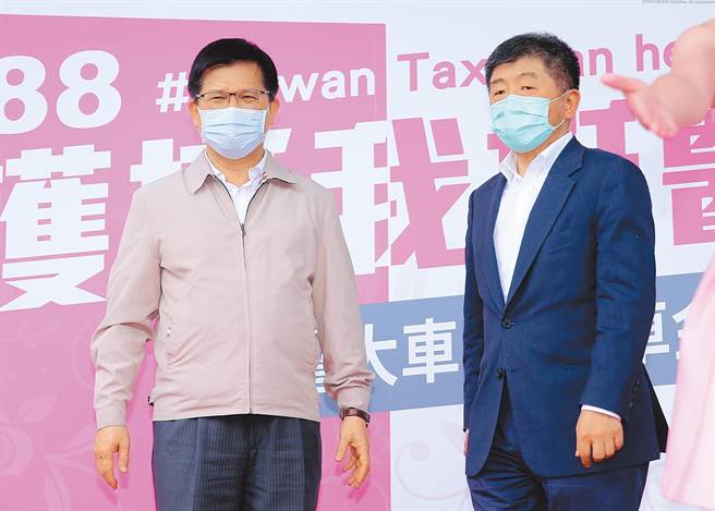 除了点名战北市，林佳龙(左)选新北、台中也有望？好感度输徐国勇。（本报资料照片）