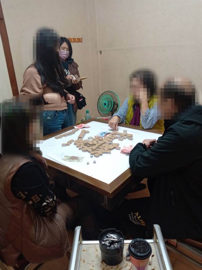 基隆市警察局第二分局于昨（15）在辖区破获一处麻将赌场，发现两名不明男子躲在茶水间内(警方提供)