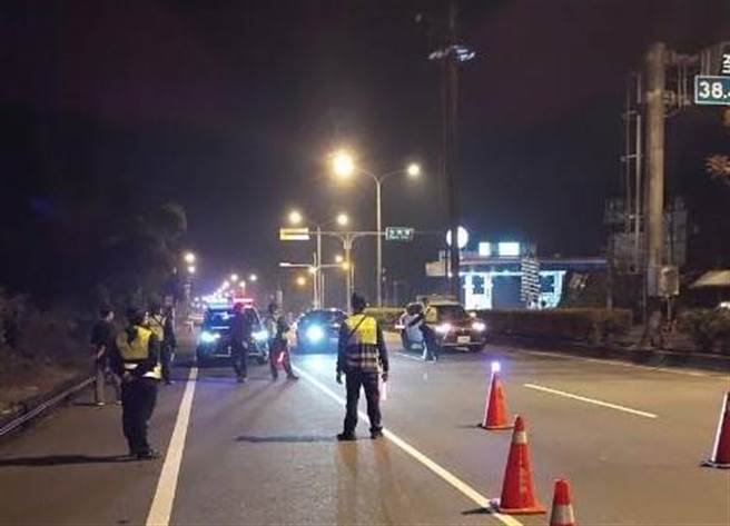 台南市警察局玉井分局于台84线终点布下拦查点。(读者提供／刘秀芬摨台南传真)