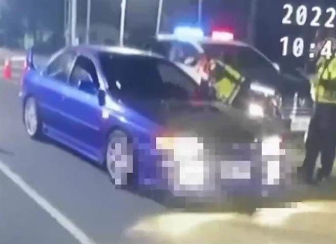 台南市警方对可疑车辆进行拦查。(读者提供／刘秀芬摨台南传真)