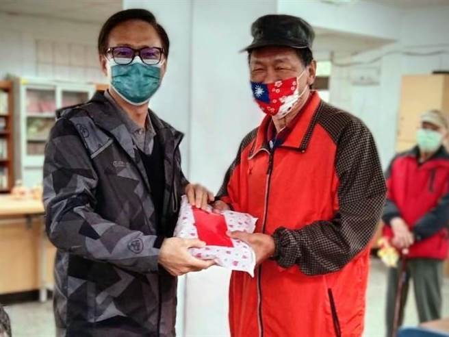 照片4.臺北荣家主任刘化宇(左)亲自颁发灯谜奖品给住民。（台北劳家提供）