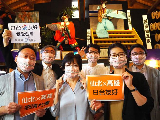 日本仙北巿田泽湖角馆观光协会举办民眾拍照送暖活动。（高巿府运发局提供）