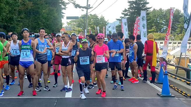 高雄巿参与仙北巿田泽湖马拉松交流。（高巿府运发局提供）