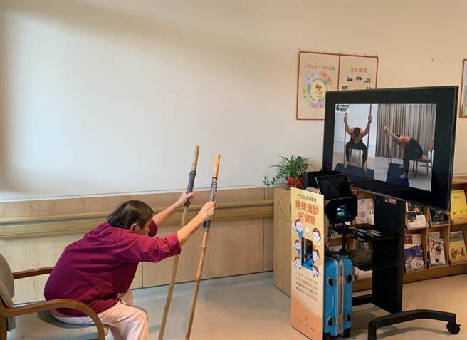 （工研院與橫溪恩主公護理之家合作PECOLA AI感知照顧系統，在無需穿戴裝置下，長者只需透過小遊戲氣球「大坐站」進行衰弱分析。圖／工研院提供）