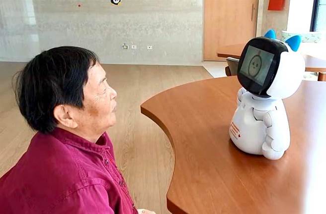 工研院与横溪恩主公护理之家合作PECOLA AI感知照顾系统，「轻松读」让长者可声控机器人读报及进行台语点歌。（工研院提供／罗浚滨新竹传真）