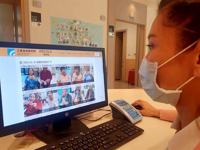 工研院PECOLA AI感知照顾系统功能的「聪明拍」，照护人员仅需拍摄长者照片匯入电脑云端影像系统，即可依人脸辨识自动分类归檔，并提供家属线上即时浏览。（工研院提供／罗浚滨新竹传真）