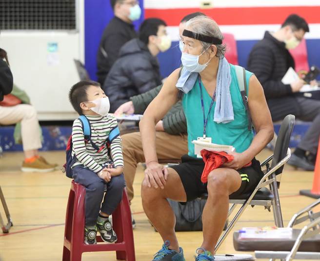 李秉穎直言，國內出現Omicron首例死亡個案，是一種警訊，呼籲有重症高風險族群，趕緊打第三劑提升保護力。（圖／示意圖，記者鄭任南攝影）