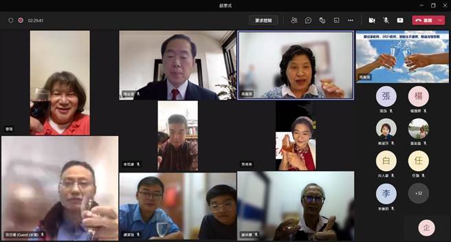龙华科大「海外台商线上管理知能培训班」欢喜结业，学员庆贺收穫丰硕。(龙华科大提供／李侑珊台北传真)