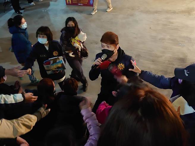 「刑警歌手」林慶宏演唱多首歌曲炒熱現場氣氛，並藉由猜燈謎有獎徵答方式，將「反毒、反詐騙」犯罪預防觀念深植民眾腦海中(警方提供／戴上容新北傳真)