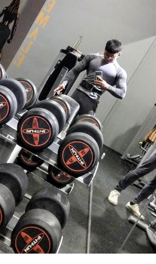 余鉴原1周2次滑轮下拉、cable划船等动作，渐练完美背阔肌线条，有着完美倒三角的身形。（台中市警察局提供／张妍溱台中传真）