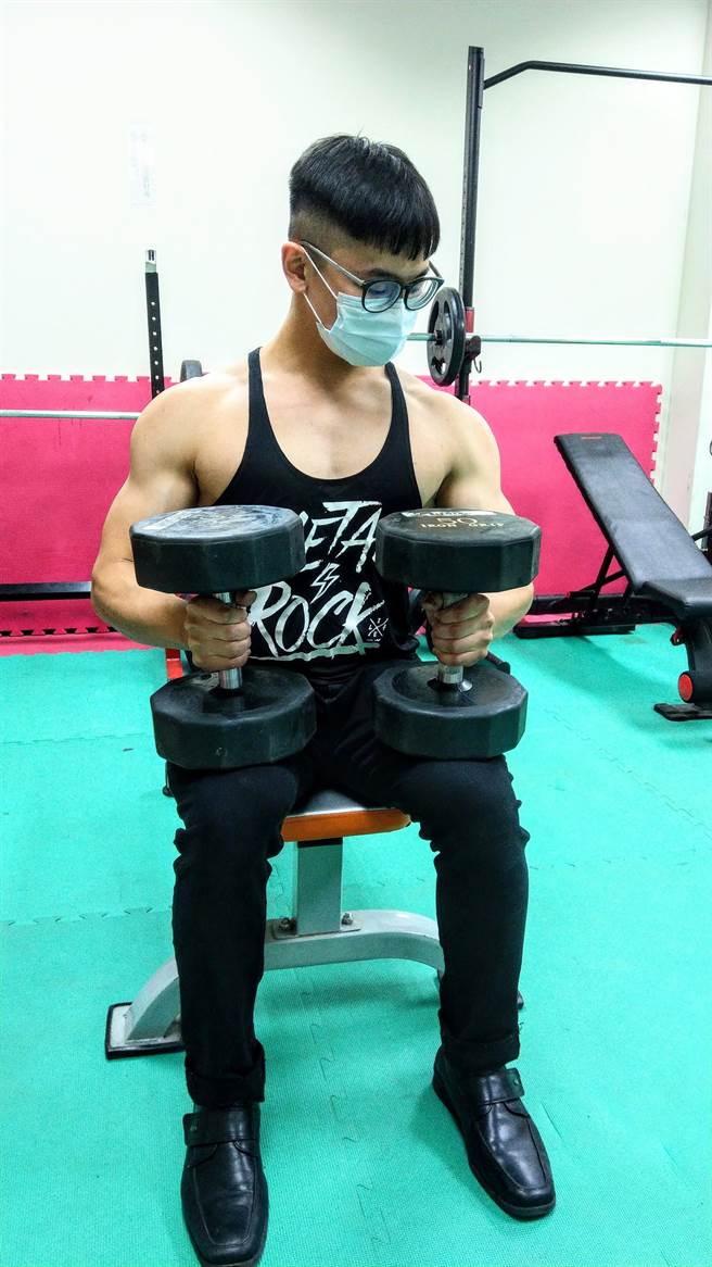 余鉴原说，包括，背阔肌、斜方肌、大圆肌等肌群进行重训，让各肌群展现。（台中市警察局提供／张妍溱台中传真）