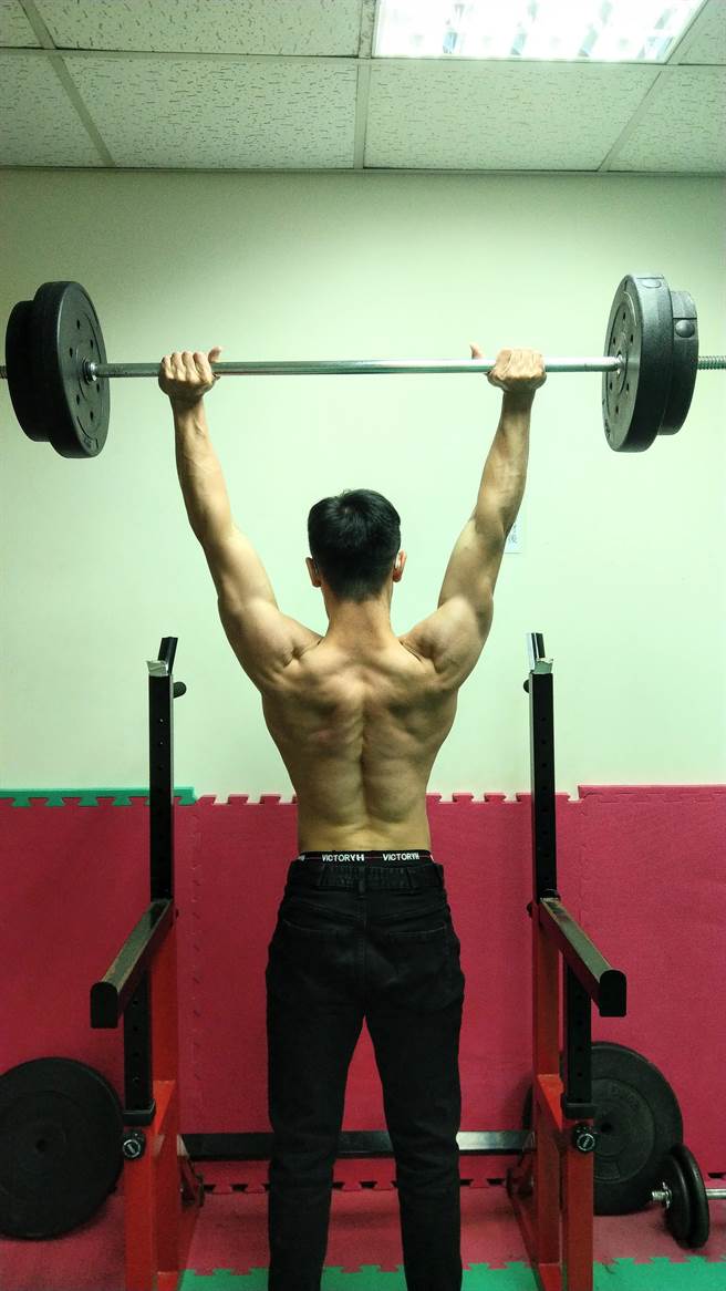 余鉴原上健身房约4年，逐渐练完美背阔肌线条。（台中市警察局提供／张妍溱台中传真）