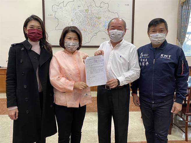 嘉義市議長莊豐安（右二）、國民黨團書記長張秀華共同提案要求修正嘉市食安自治條例。（廖素慧攝）