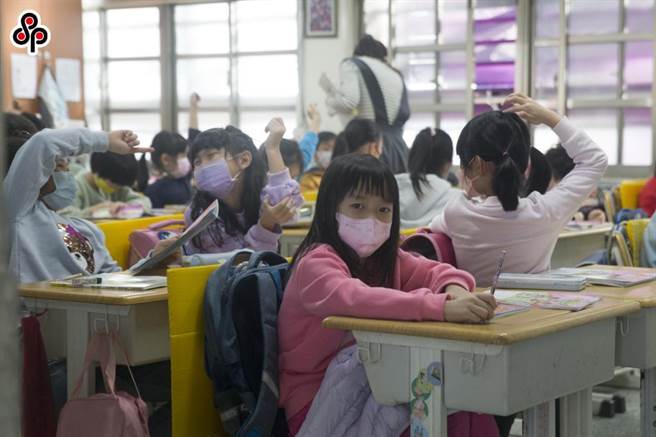 新冠變種病毒Omicron衝擊我國，全國各級學校近日陸續開學，學童上課全面配戴口罩。(本報資料照)