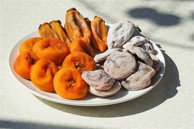 不同品种做成的柿饼，口感、甜度各有千秋。柿乾（右）是将柿饼再乾燥至含水量约30%的果乾，也可以搭配中药煲汤。(图／林格立)