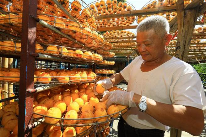 吕理鑑坚守传统日晒手法，靠时间强化后熟的柿饼，口感最好。(图／林格立)