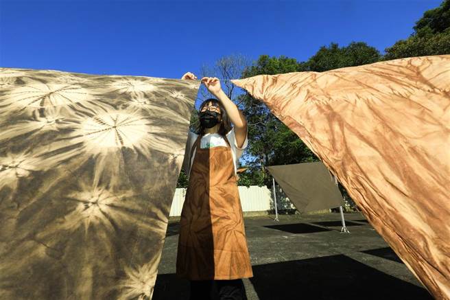 柿染布料具有褐、灰黑的大地色彩，展现自然质朴的生活感。(图／林格立)