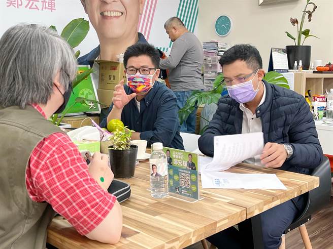 民进党籍行政院顾问郑宏辉办公室工作情景。（图／取自郑宏辉脸书）