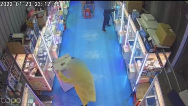 2變裝歹徒開贓車闖夾娃娃機店竟直接拖走2台兌幣機。（翻攝照片／高雄洪靖宜傳真）
