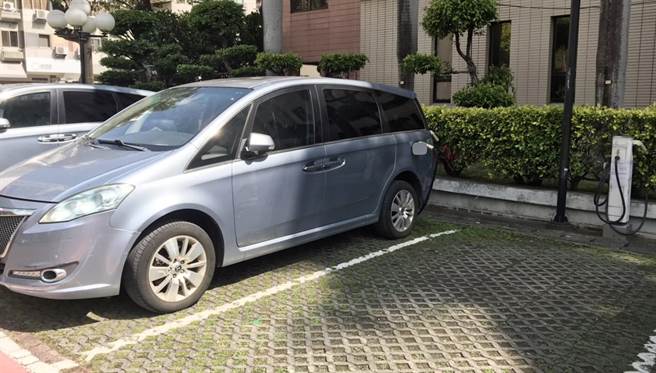 台中市推行绿色交通，鼓励民眾换购电动车以减少移动污染源。（台中市政府提供）