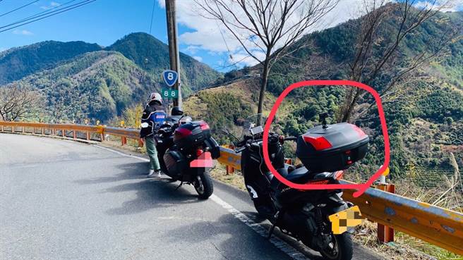 李俊苇警员用IPAD定位讯号，帮失主寻回遗失物，让失主重展笑顏并对警方频频称谢。(屏东里港分局提供)