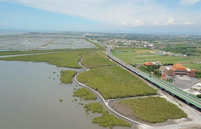 彰化县芳苑天空步道到浊水溪口，多家业者觊觎开发，有业者带头停止海堤外开发，让环团松了一口气。（彰化县政府提供／吴敏菁彰化传真）