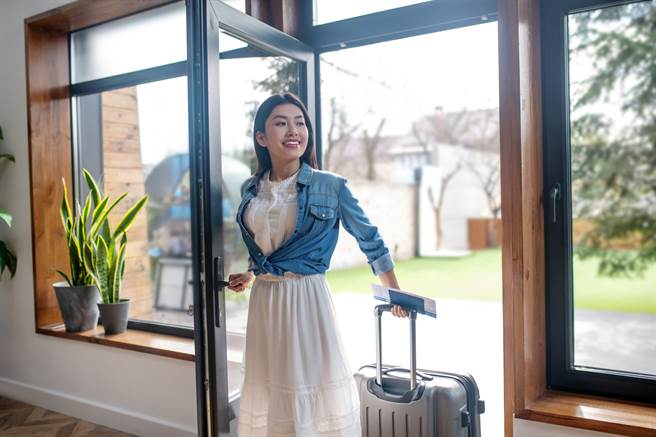 使用玻璃装潢要注意，玄关、地板、浴室隔间都不宜用玻璃装饰，家中也不要陈设太多玻璃，否则影响家运和家人间的感情。（示意图／shutterstock）