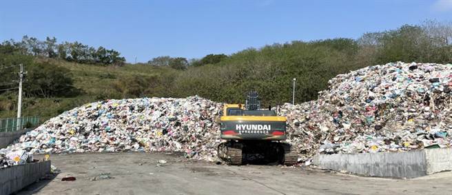文山焚化炉岁修与过年垃圾大量累积，将垃圾堆置在暂时存放区，要将垃圾运送清除时，挖开暂存区的垃圾搅动产生漫天臭味。（市议员何文海提供）
