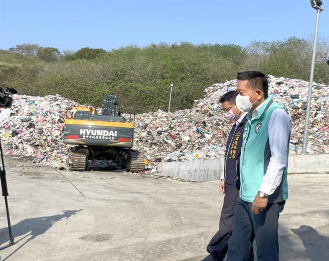 市议员何文海今天与环保局环境设施大队长蔡德一大，前往文山焚化炉会勘。（市议员何文海提供）