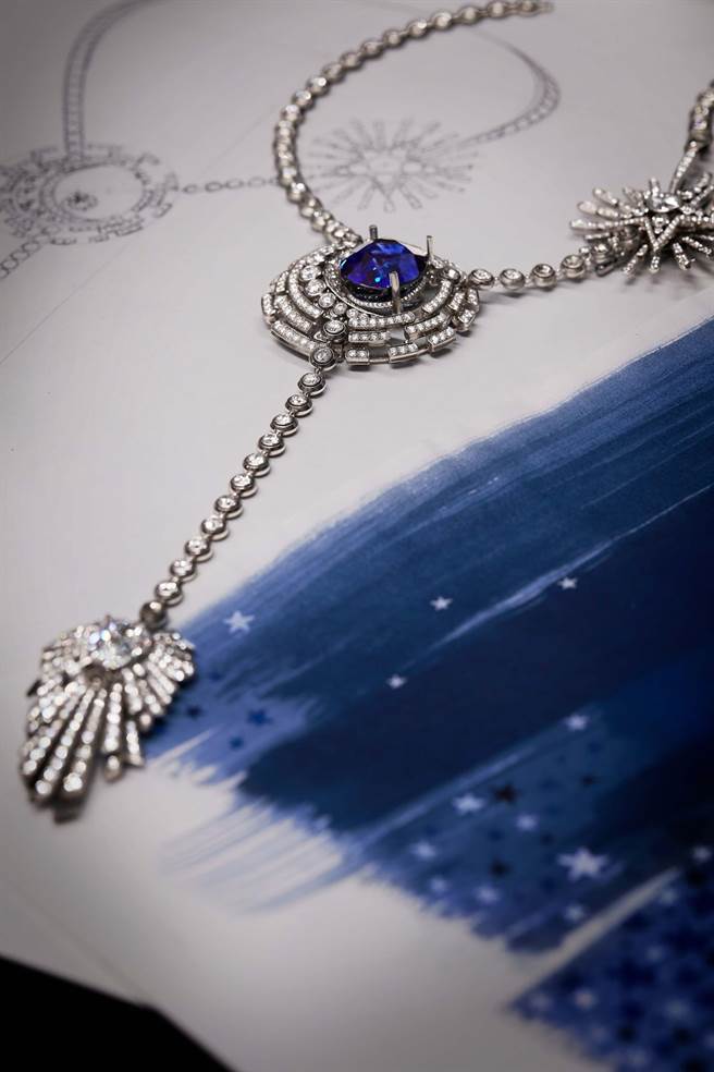 香奈儿珠宝创意工作室设计总监Patrice Leguereau的手绘稿与Allure Celeste蓝宝石项炼成品。（CHANEL提供）