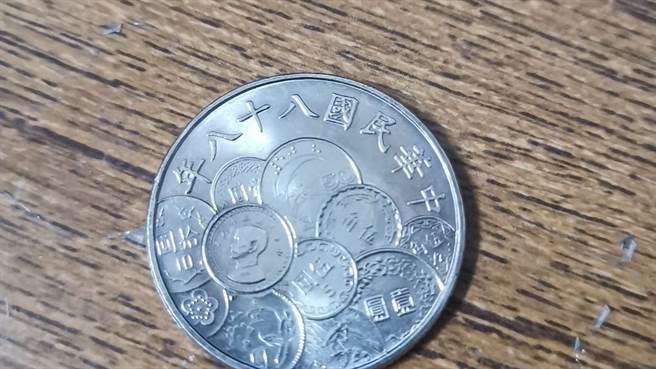 近日一名男网友，拿着一枚上面印有不同硬币图腾的10元硬币，到超商购物，没想到结帐时却被店员拒收。（图／翻摄自爆废公社二馆）