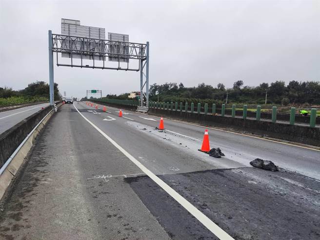 砂石車沿路掉土方、水泥塊渾然不自知。（翻攝照片／李京昇苗栗傳真）