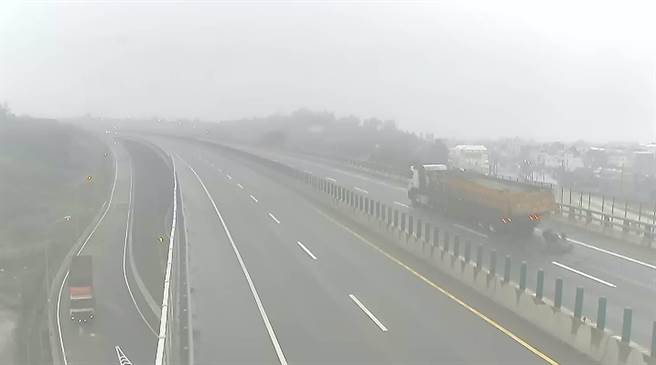 路口監視器拍到砂石車掉落水泥塊的畫面。（翻攝照片／李京昇苗栗傳真）