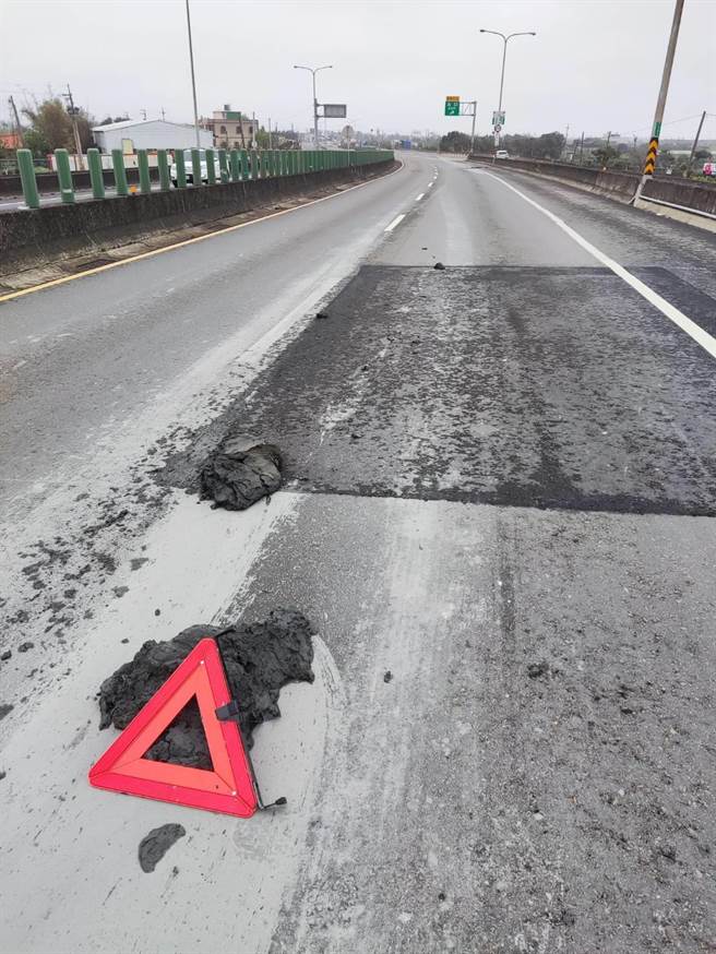 水泥塊影響民眾行車安全。（翻攝照片／李京昇苗栗傳真）
