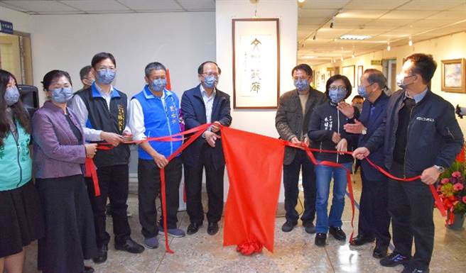 台中市政府警察局第四分局在情人节当天，举办文化艺廊开幕活动。（警方提供）