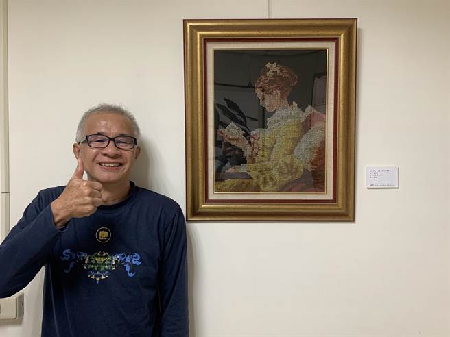 交通组警务佐龙富敏的刺绣画作品，让人惊艳不已。（警方提供）