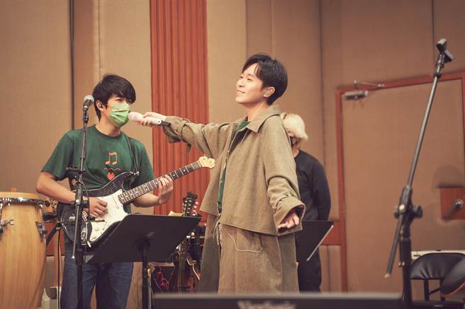 魚丁糸近期每天緊鑼密鼓為《池堂影夜》彩排。（環球音樂提供）