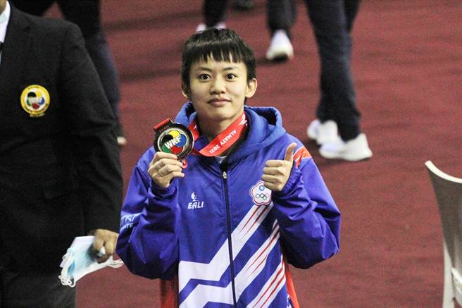 空手好手辜翠萍2019年底练习时左脚阿基里斯腱断裂，在嘉义长庚医疗团队协助、陪伴下，不仅顺利回到赛场，还连续夺牌。（嘉义长庚医院提供∕吕妍庭嘉义传真）