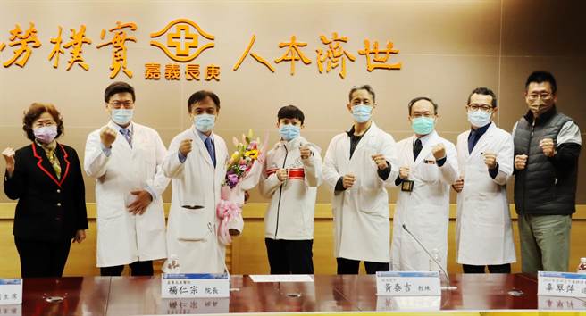 空手道好手辜翠萍今回到嘉义长庚医院，感谢医疗团队让她愈战愈勇。（吕妍庭摄）