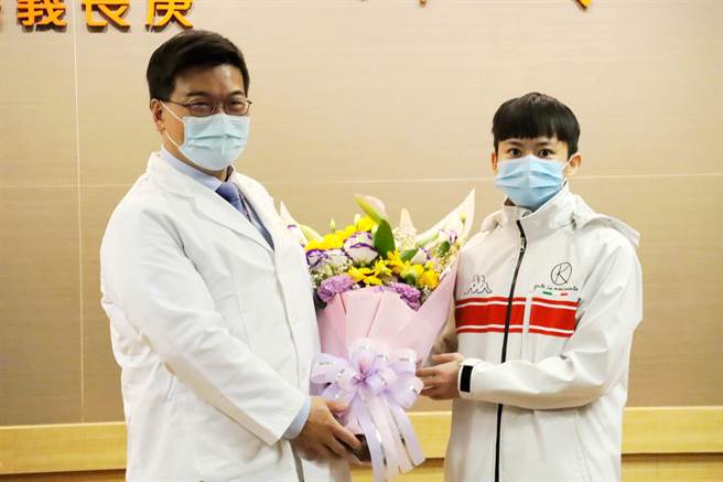 辜翠萍今特别献花给嘉义长庚运动医学科运动医学中心主任许维修。（吕妍庭摄）